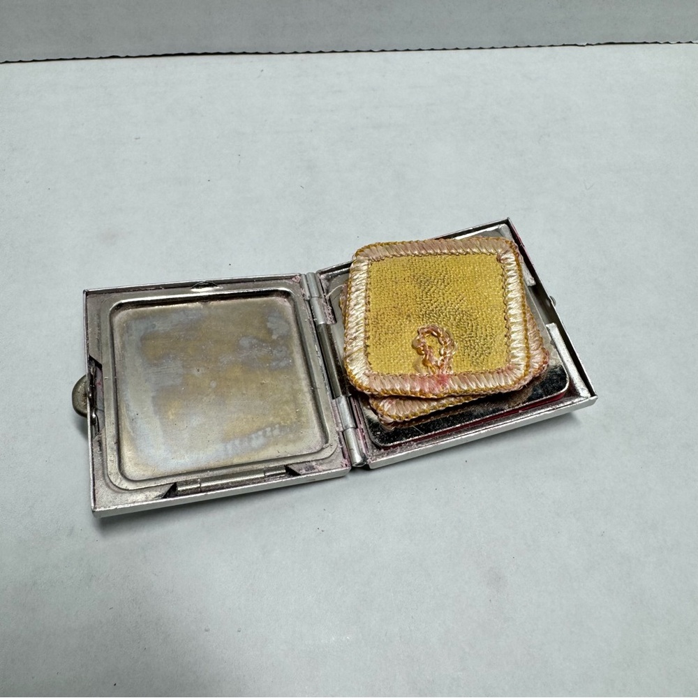 Vintage Vashé Metal Makeup Compact Silver Rouge Blush 1930s 1940s Puff Pad Red - Picture 9 of 9
